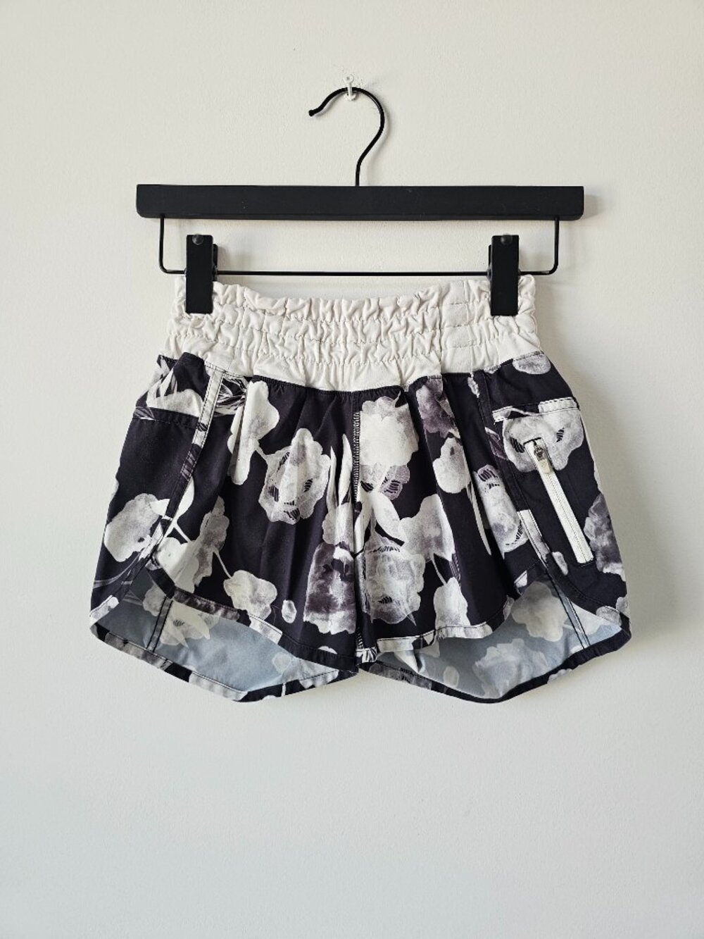 LULULEMON Black White Floral Print Lightweight Tracker Shorts 4" Lined Size 4